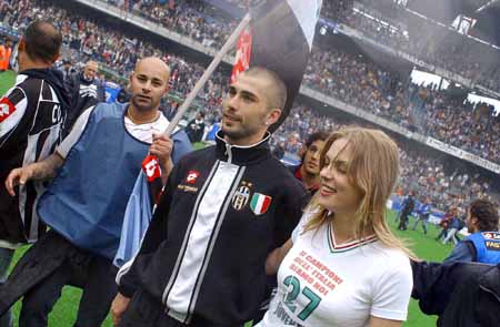 半场战报：温哥华白浪2-0洛杉矶，拉沃尔达、萨比建功（半场速递：温哥华白浪2比0领先洛杉矶，拉沃尔达与萨比破门）