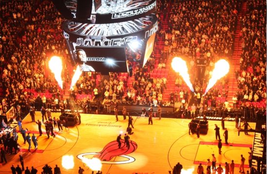 排面，泰州当地路牌上写着“苏超冠军城，泰州欢迎您”（泰州上演排面时刻：路牌打出“苏超冠军城，泰州欢迎您”）