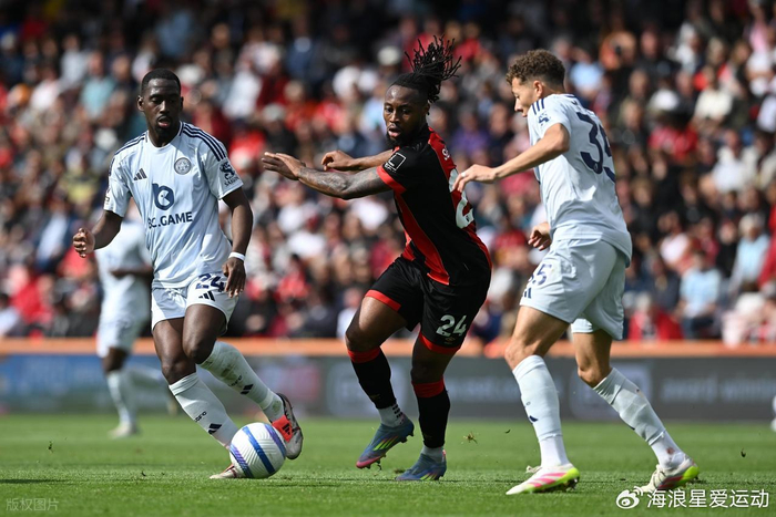 库蒂尼奥为小儿子庆祝生日，一家人身穿他效力过球队的球衣（库蒂尼奥为幼子庆生，全家穿上他昔日效力球队的球衣）