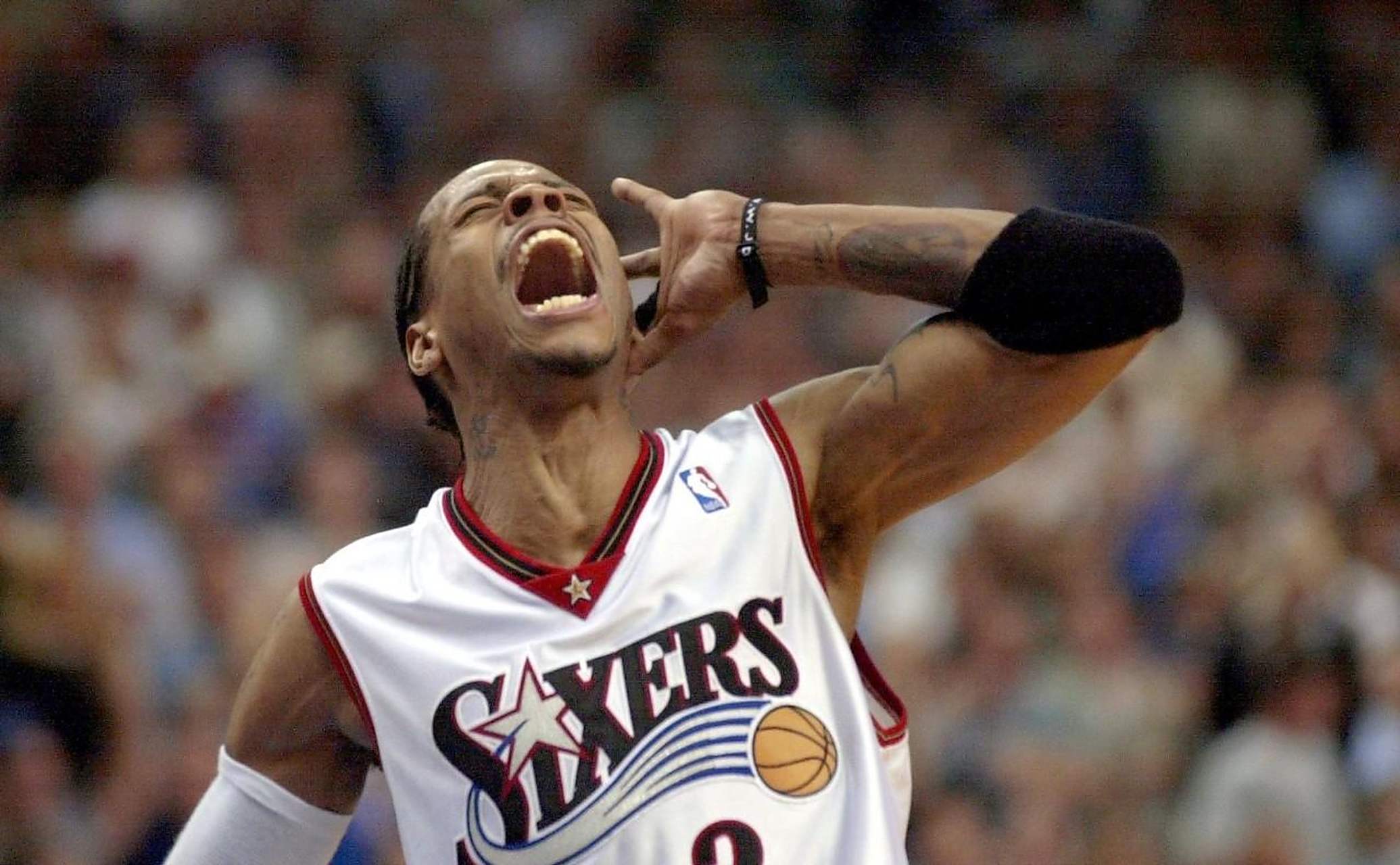 都体：佛罗伦萨球迷说DV9是“吉普赛人”，俱乐部被罚款2万欧（都体：佛罗伦萨球迷对DV9使用歧视性言论，俱乐部被罚2万欧元）