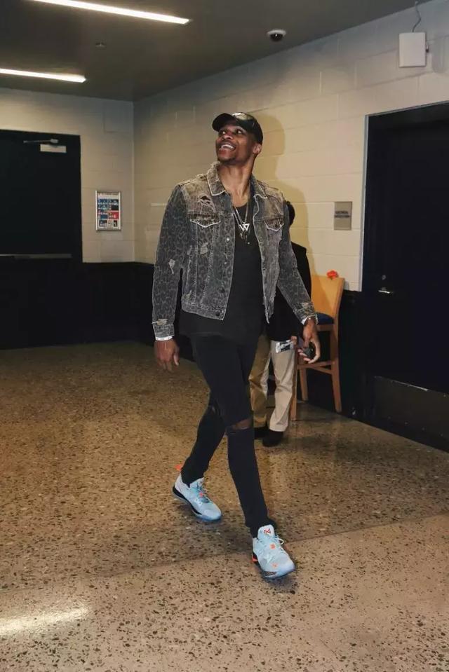 海港亚冠赛前Vlog：吉祥物伊戈已量产；林皇再度作客上海滩（海港亚冠赛前Vlog：伊戈量产上线，林皇再临上海滩）