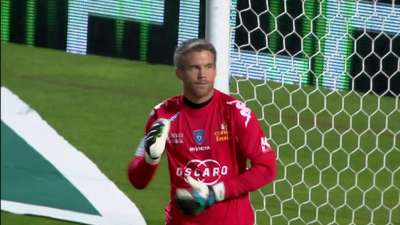 调皮二娃上线，穆勒庆祝夺冠时和25号队友高尔德顶牛假装受伤（穆勒夺冠庆祝与25号高尔德顶牛嬉闹，二娃调皮上演装伤）