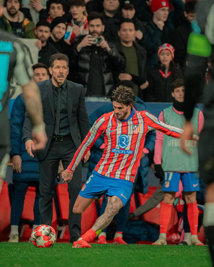 德甲半场：费尔南德斯连送精彩扑救，奥格斯堡0-0汉堡（德甲半场：费尔南德斯连连神扑，奥格斯堡与汉堡互交白卷）